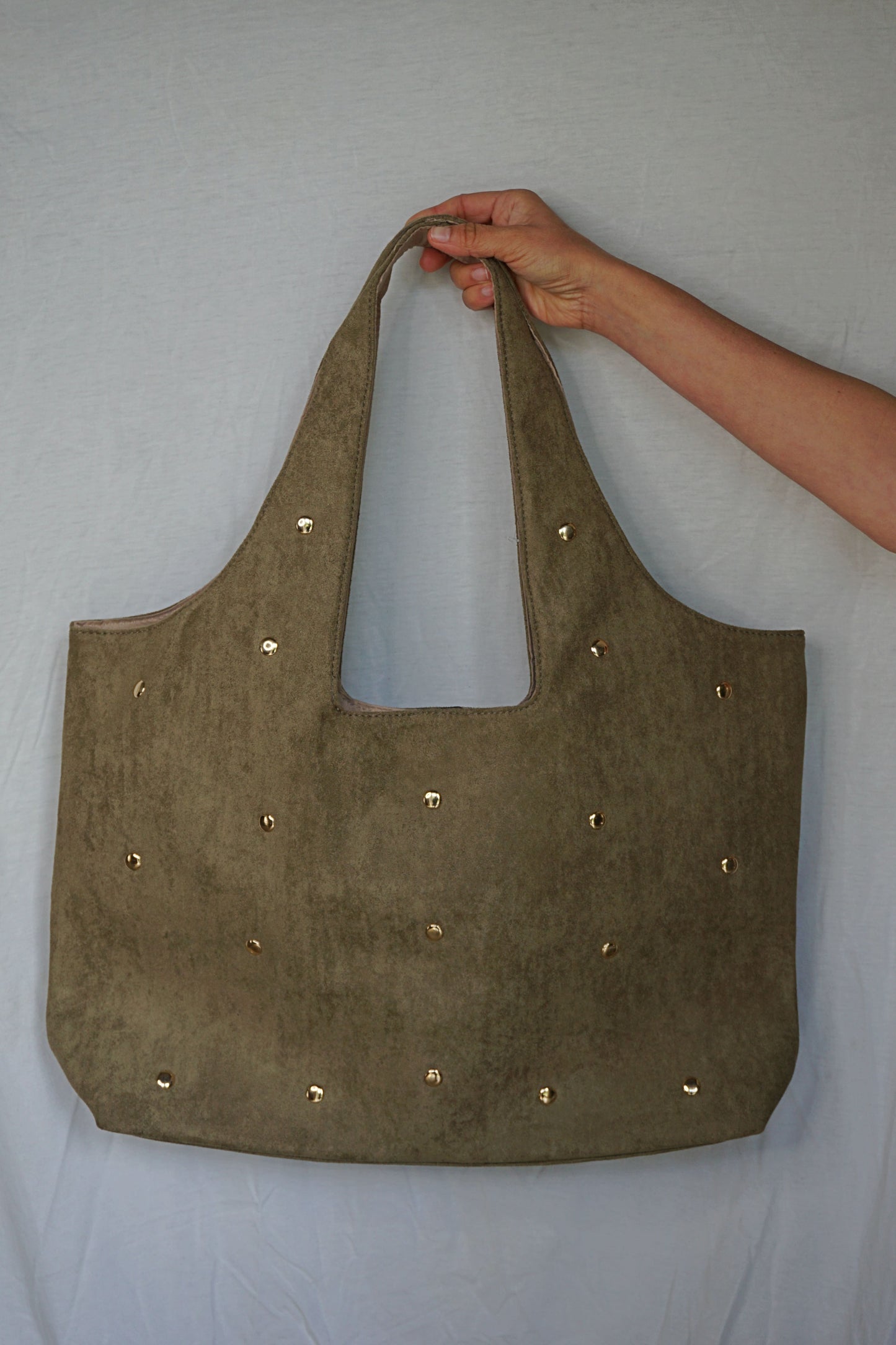 Sac kaki à clous dorés