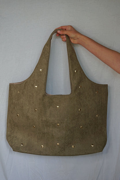 Sac kaki à clous dorés