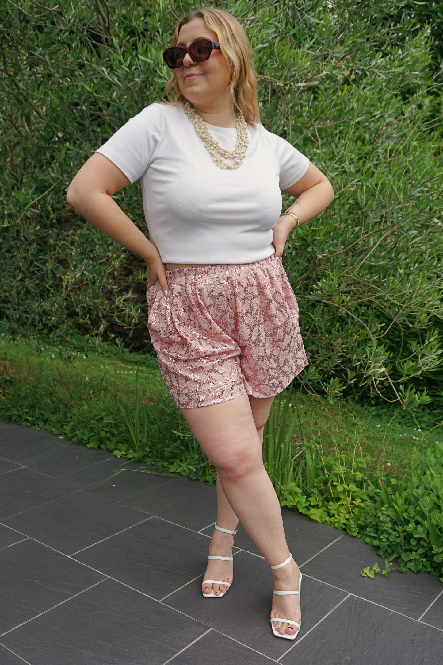 Short rose fleurs brodés et sequins