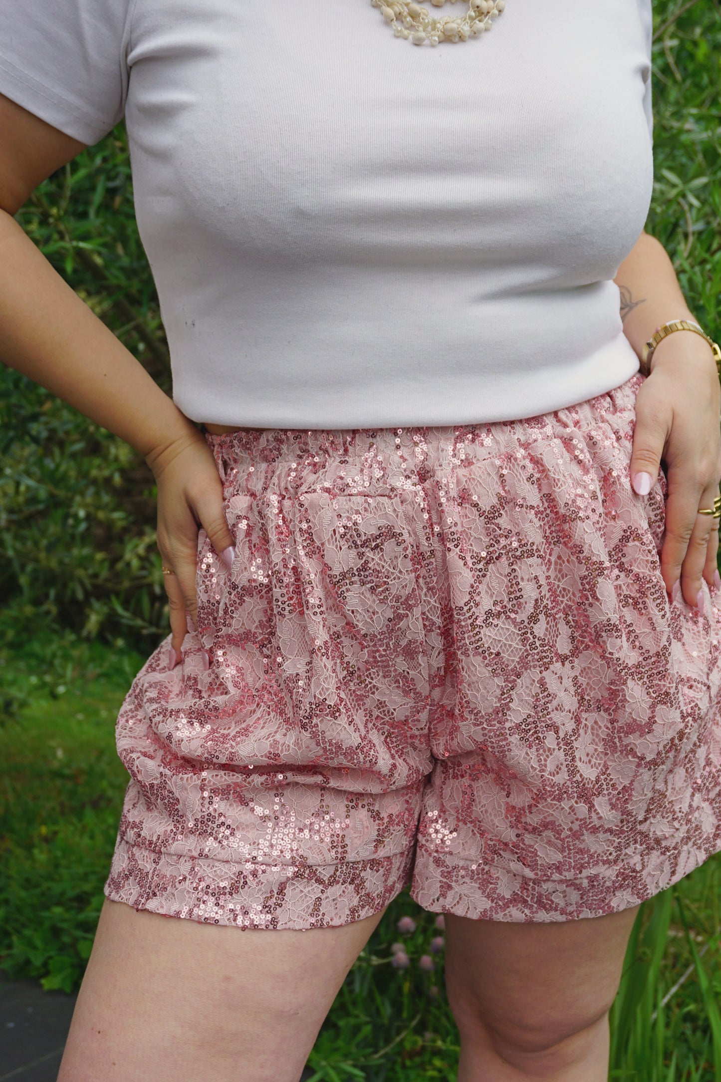 Short rose fleurs brodés et sequins