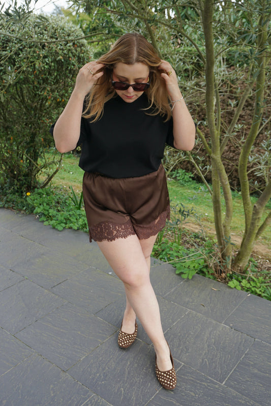 Short satiné et dentelle marron