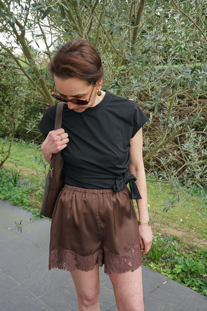Short satiné et dentelle marron