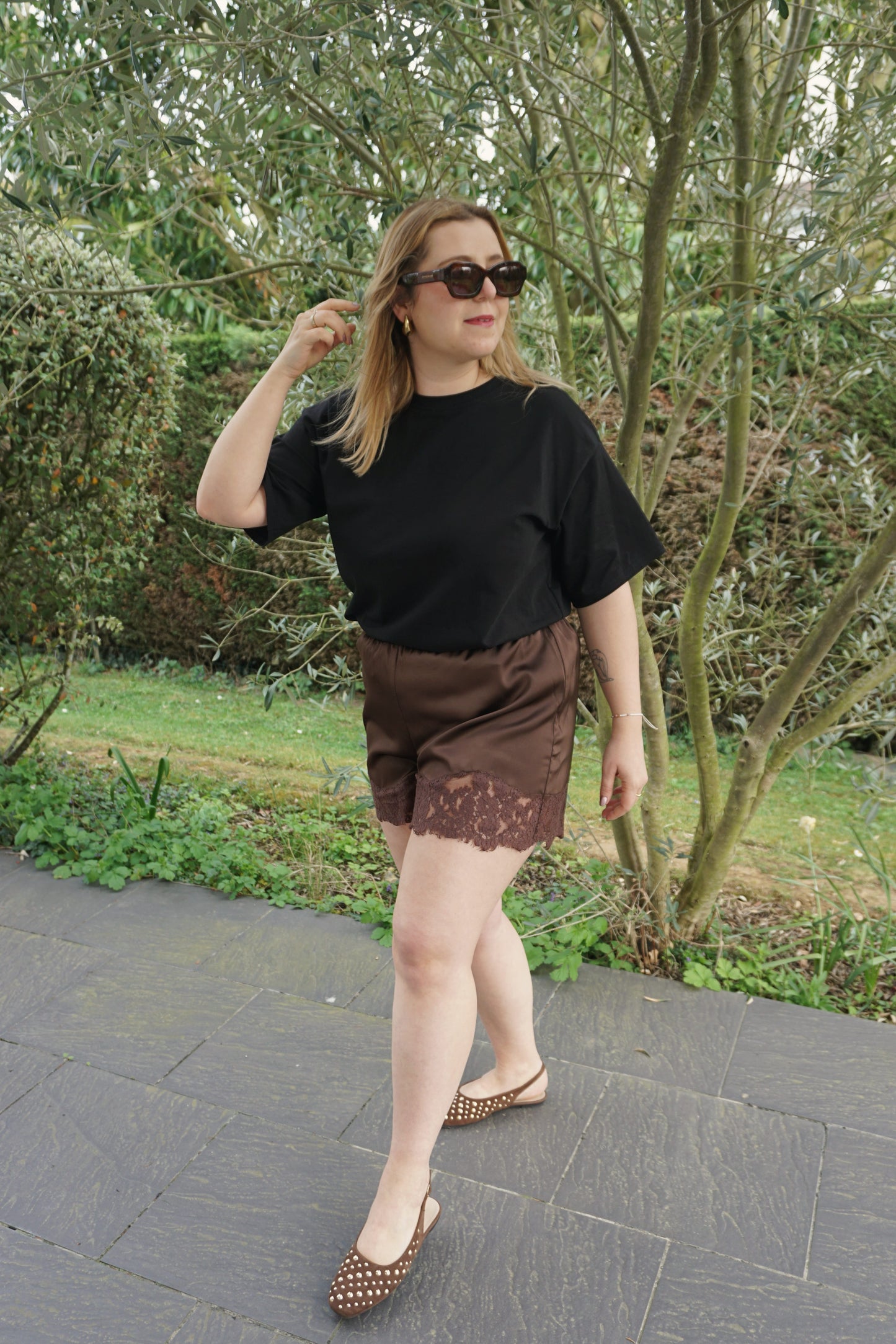 Short satiné et dentelle marron