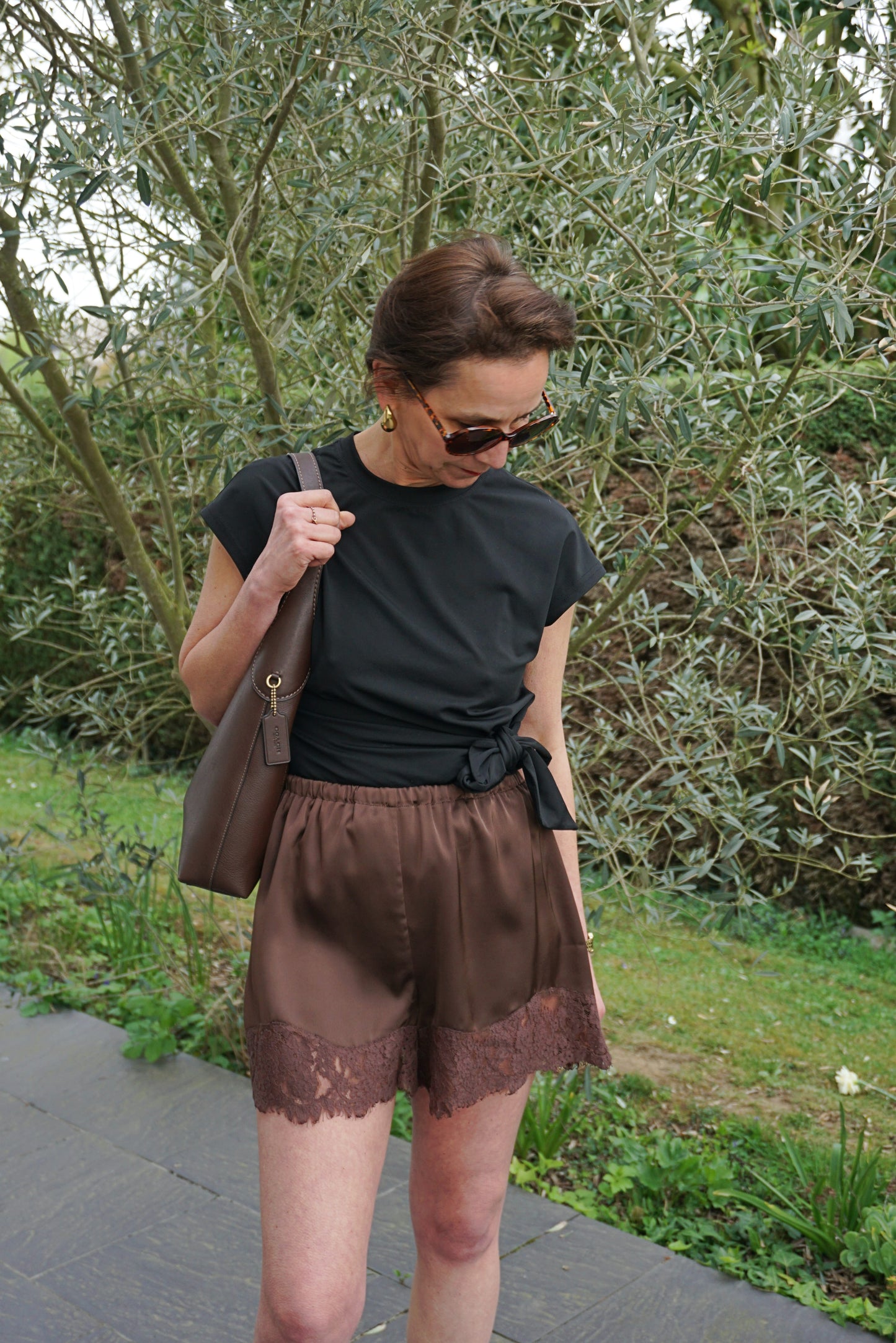 Short satiné et dentelle marron