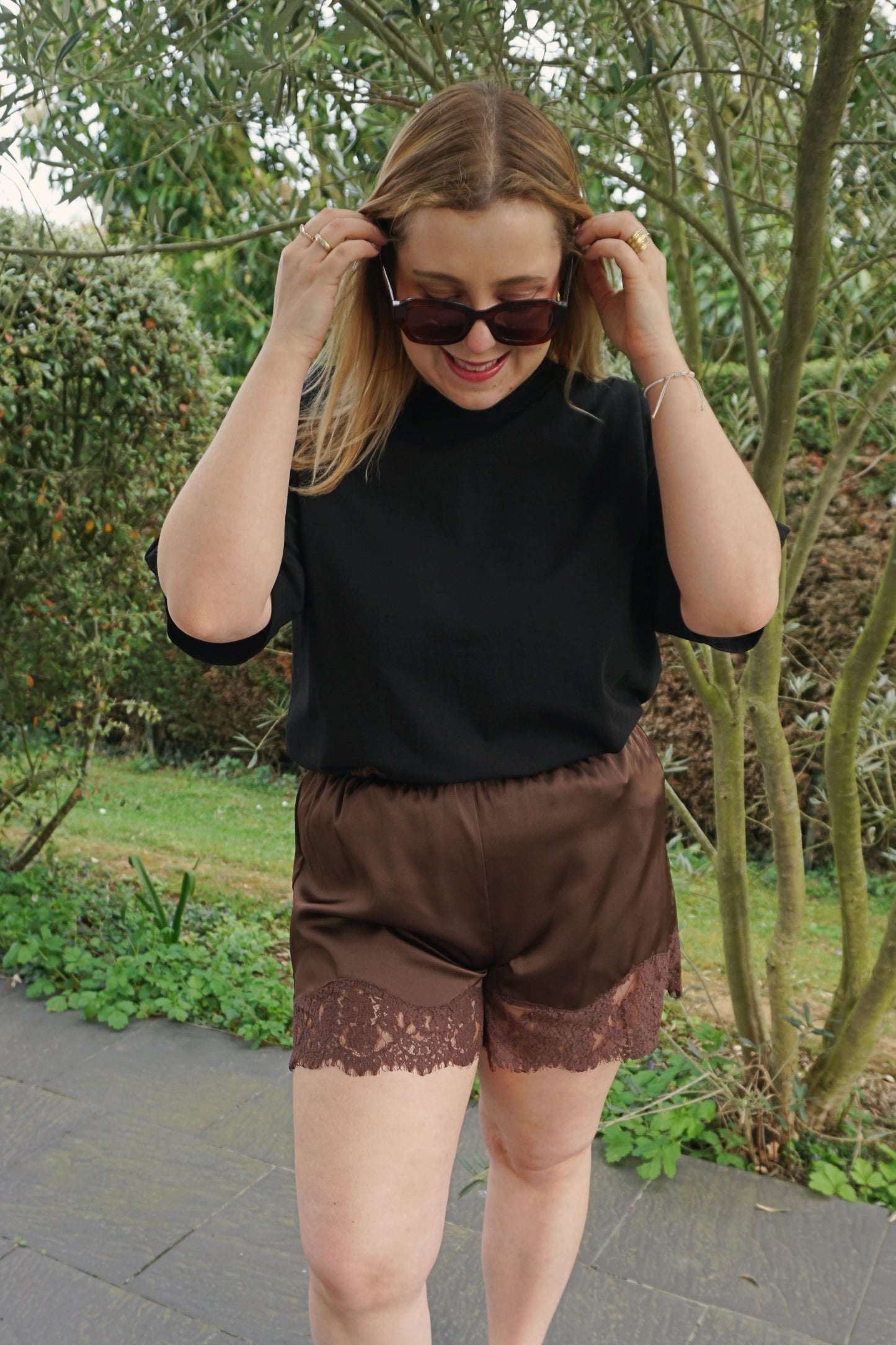 Short satiné et dentelle marron