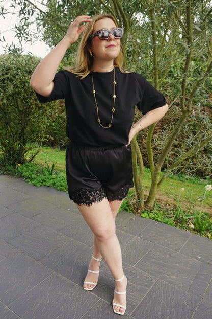Short satiné et dentelle noir