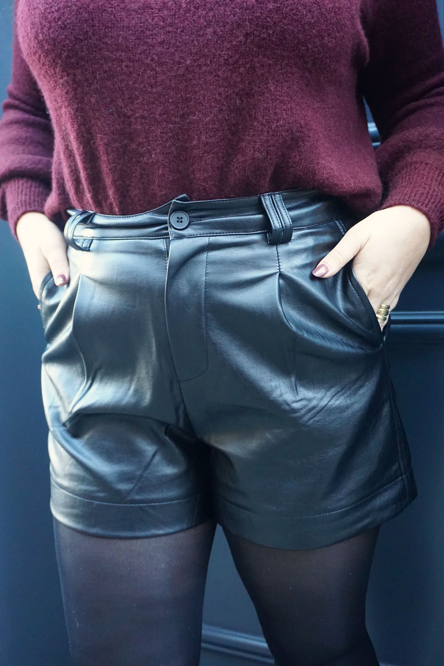 Short similicuir noir