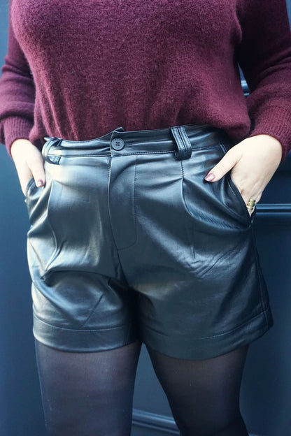 Short similicuir noir