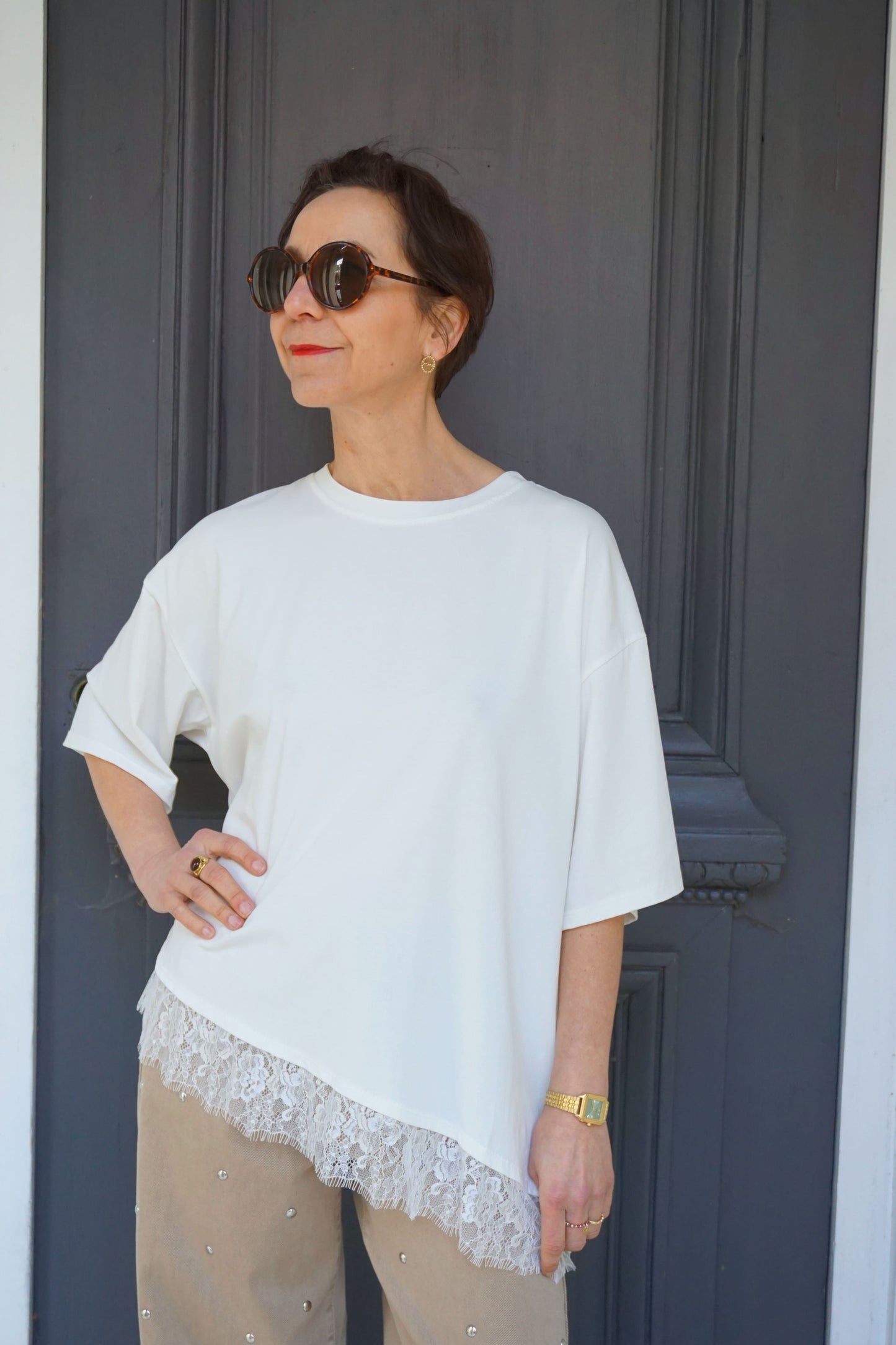 Tee-shirt blanc et dentelle asymétrique