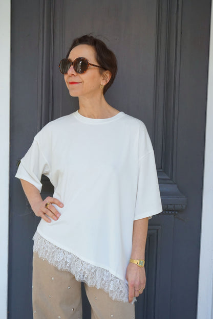 Tee-shirt blanc et dentelle asymétrique