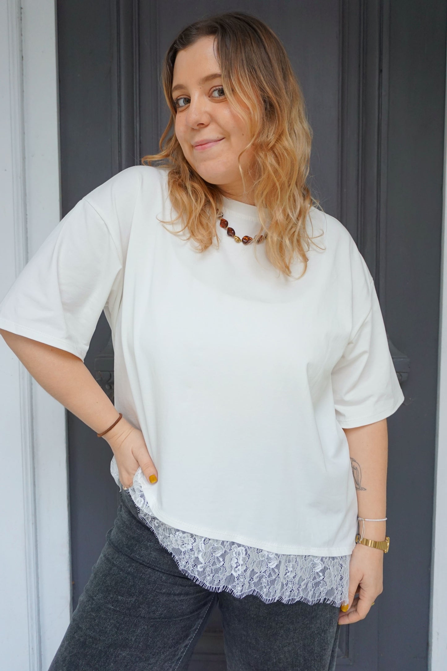 Tee-shirt blanc et dentelle asymétrique