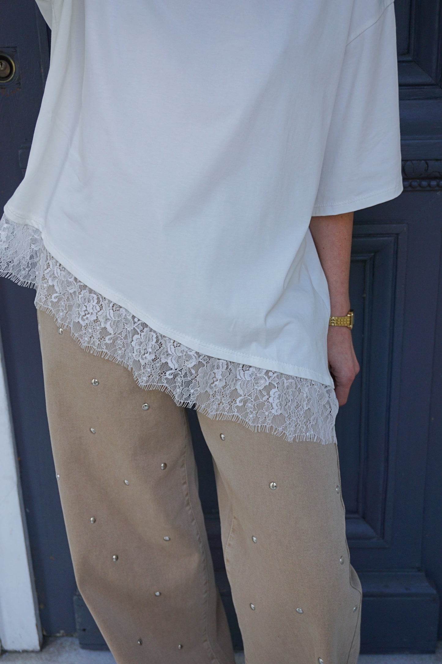 Tee-shirt blanc et dentelle asymétrique