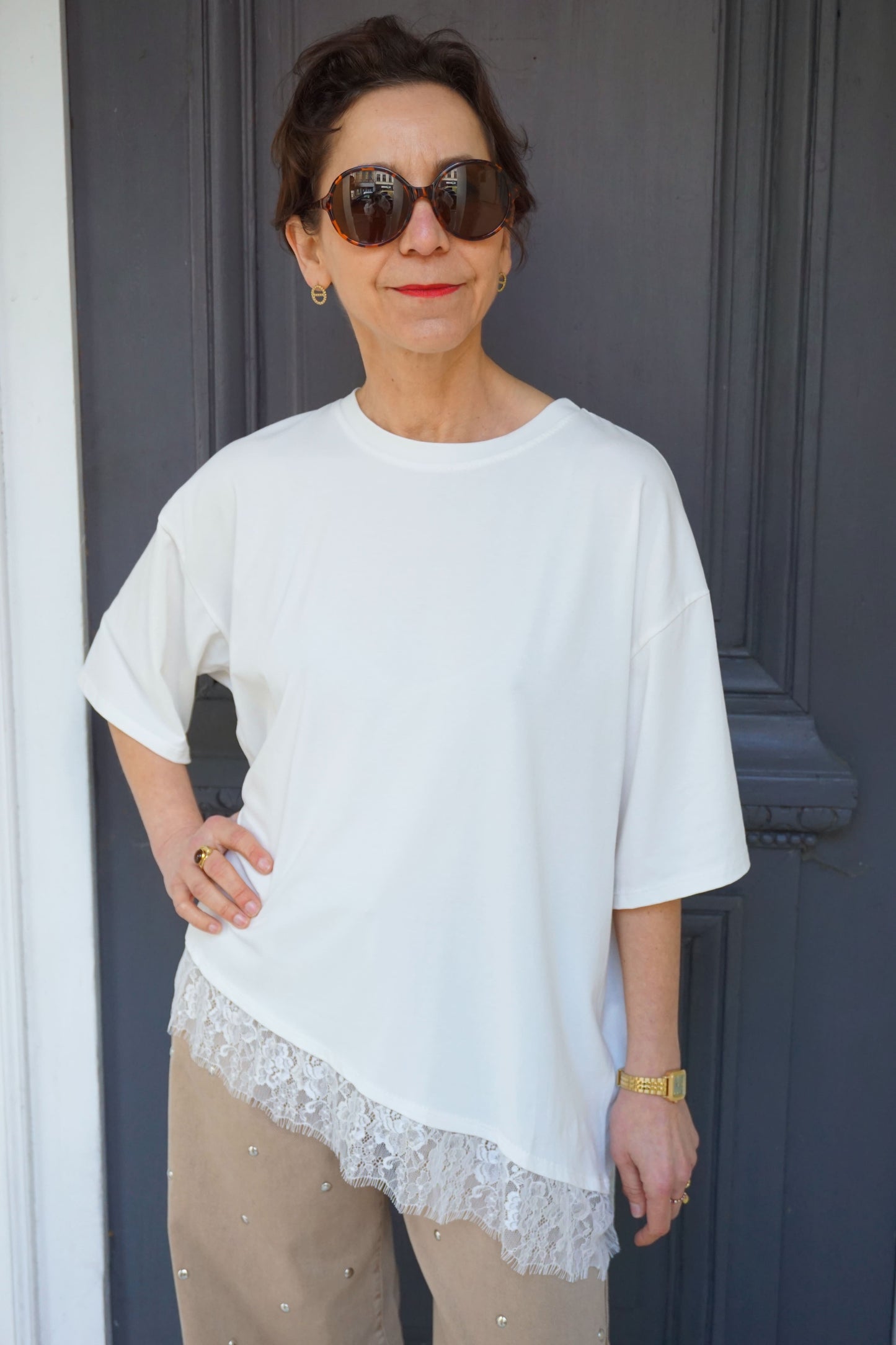 Tee-shirt blanc et dentelle asymétrique