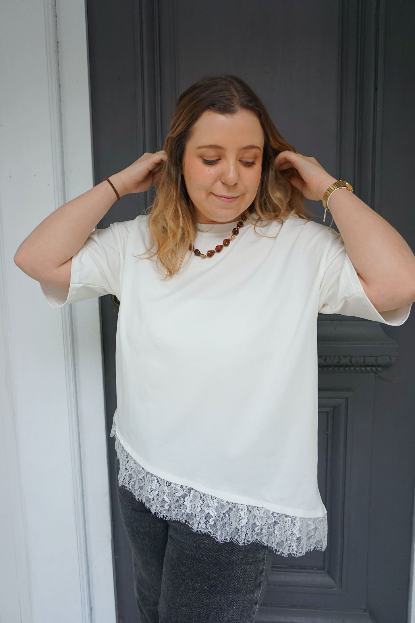 Tee-shirt blanc et dentelle asymétrique