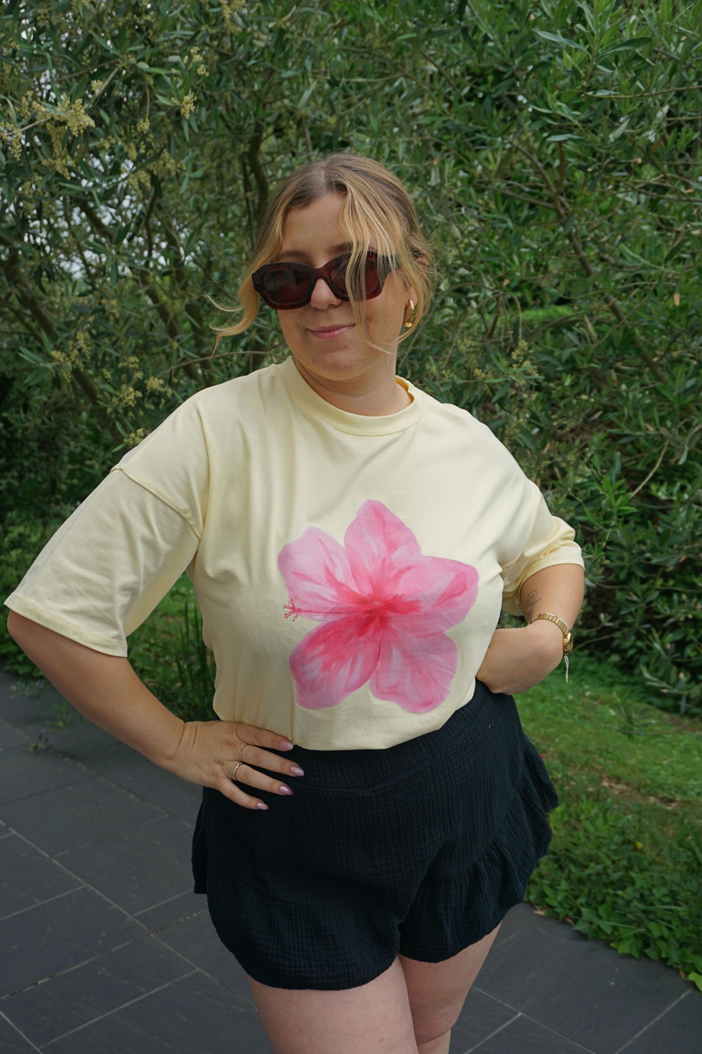 Tee-shirt jaune imprimé fleur hibiscus