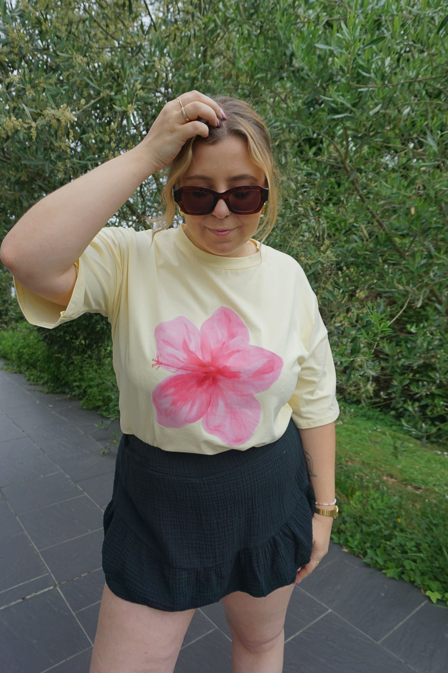 Tee-shirt jaune imprimé fleur hibiscus