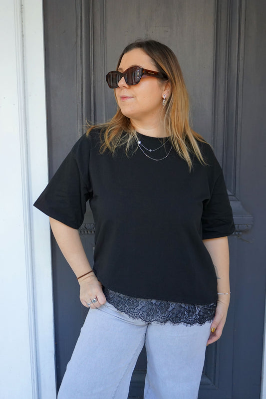 Tee-shirt noir et dentelle asymétrique