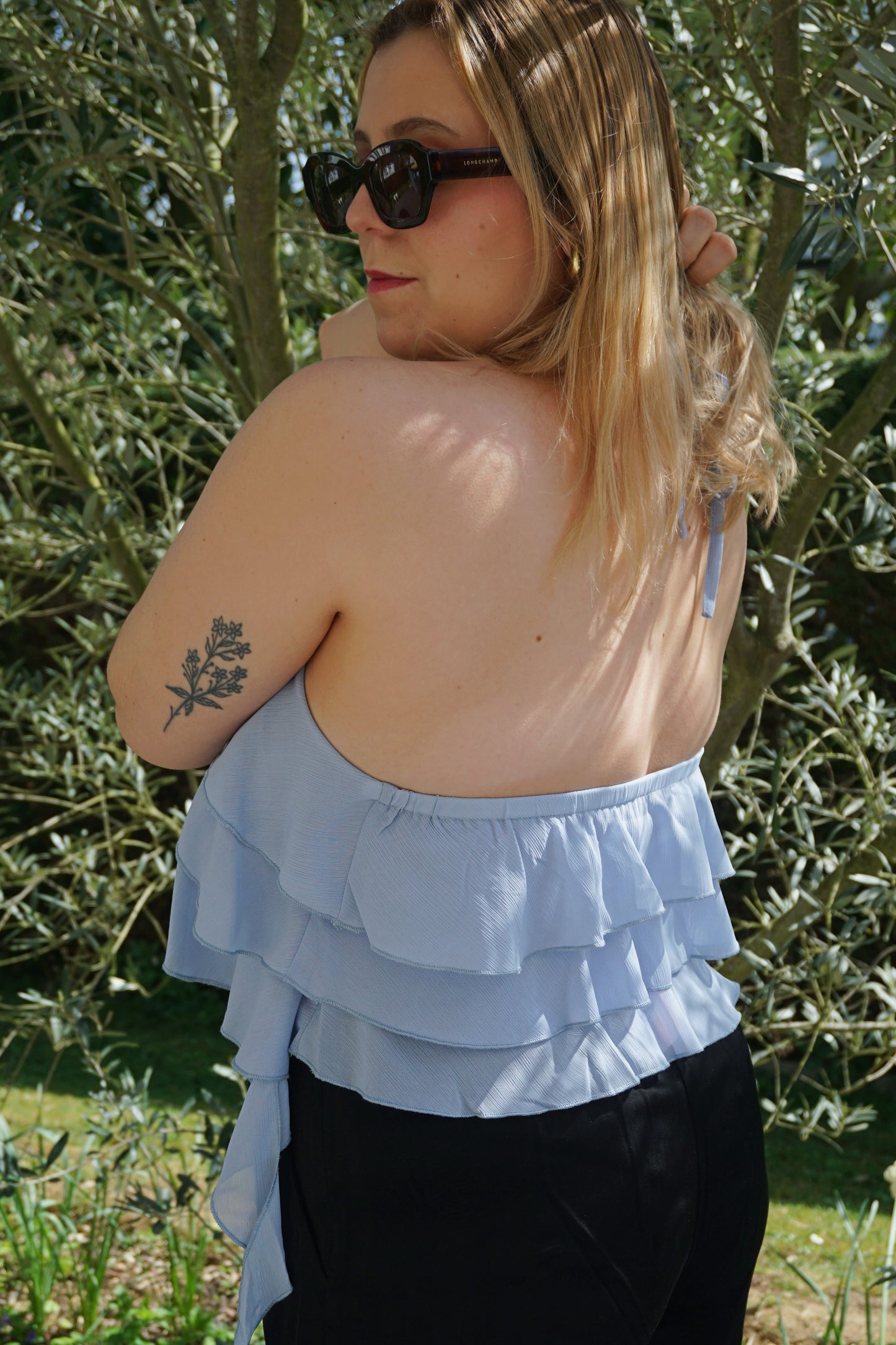 Top à volants bleu fleur