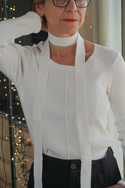 Top blanc ouverture épaule et écharpe