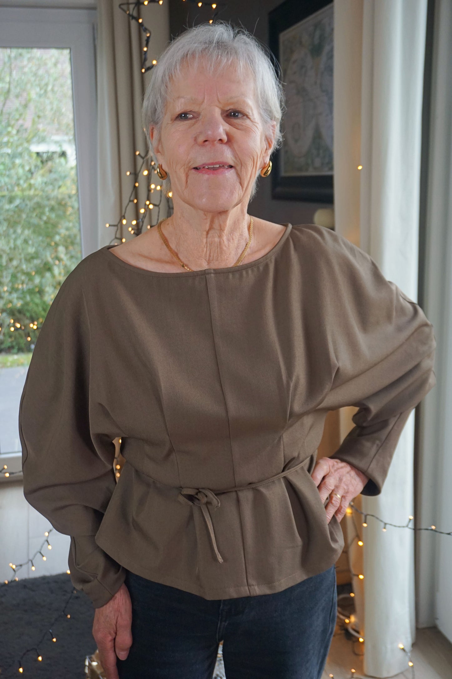 Top cintré à pinces taupe foncé