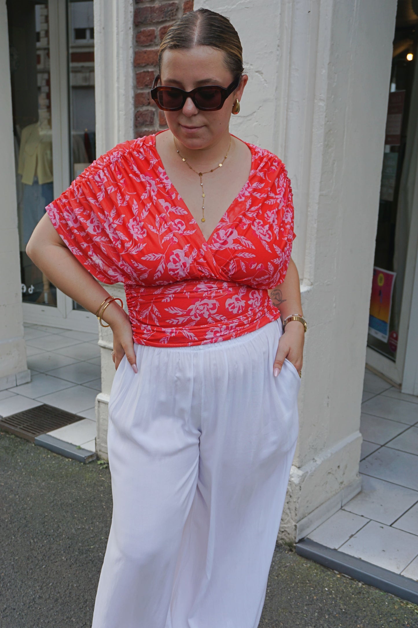 Top fuchsia croisé et fleurs