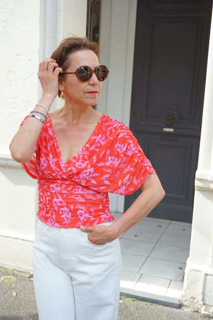 Top fuchsia croisé et fleurs