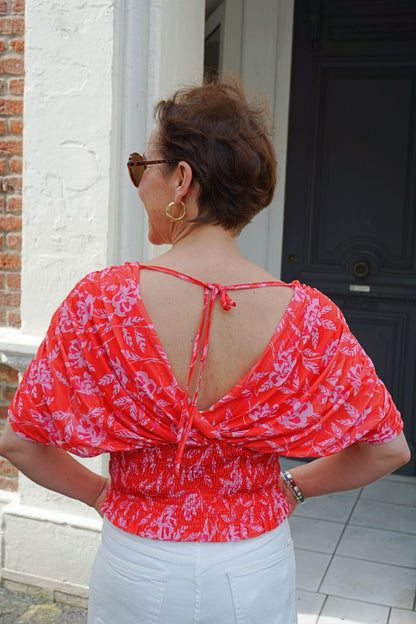 Top fuchsia croisé et fleurs