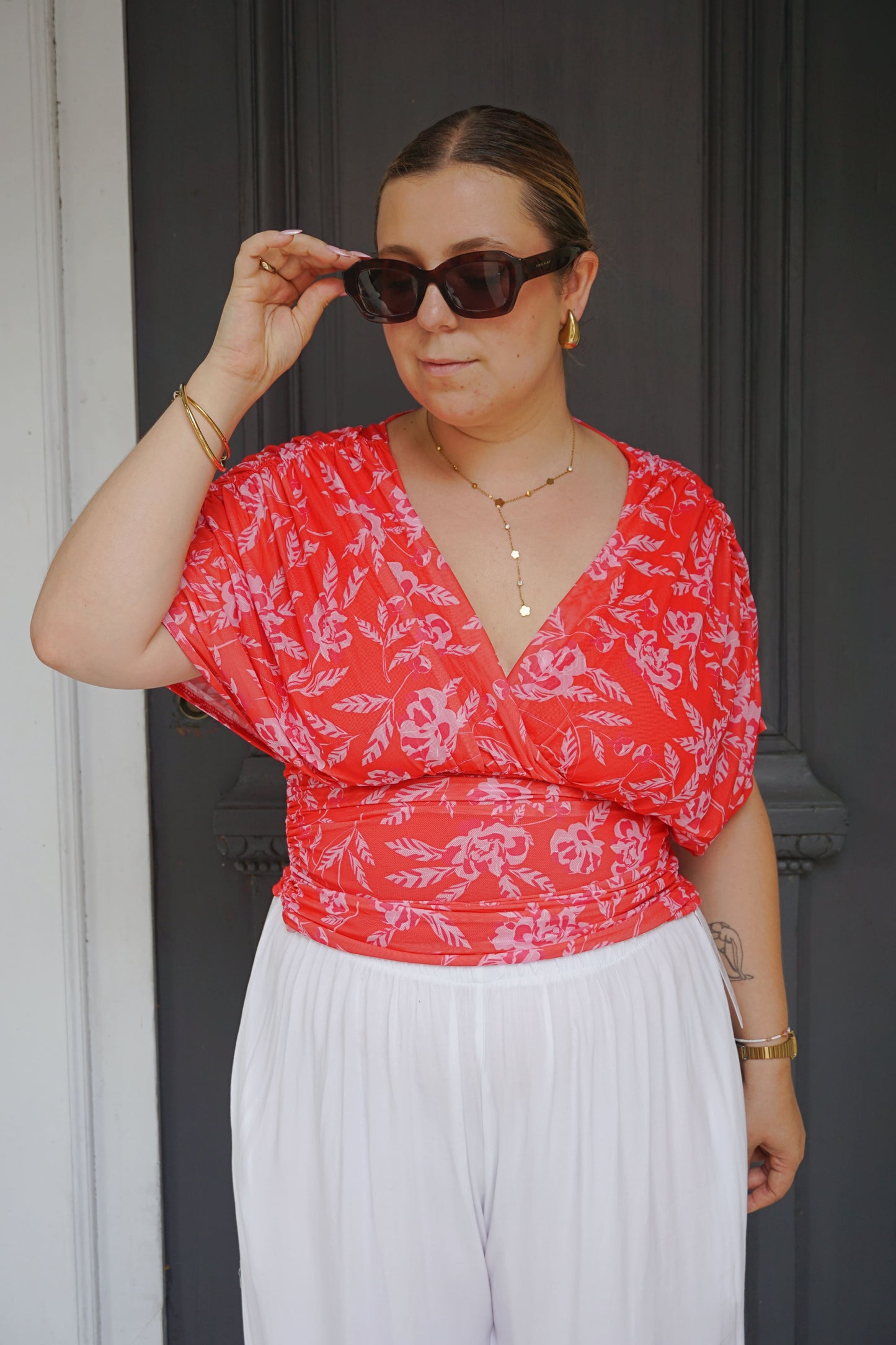 Top fuchsia croisé et fleurs