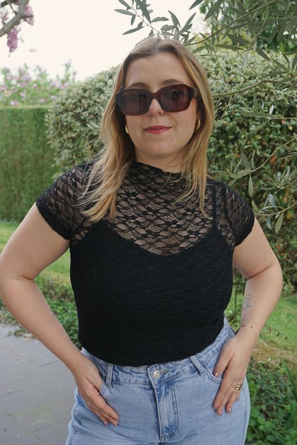 Top manches courtes noir dentelle