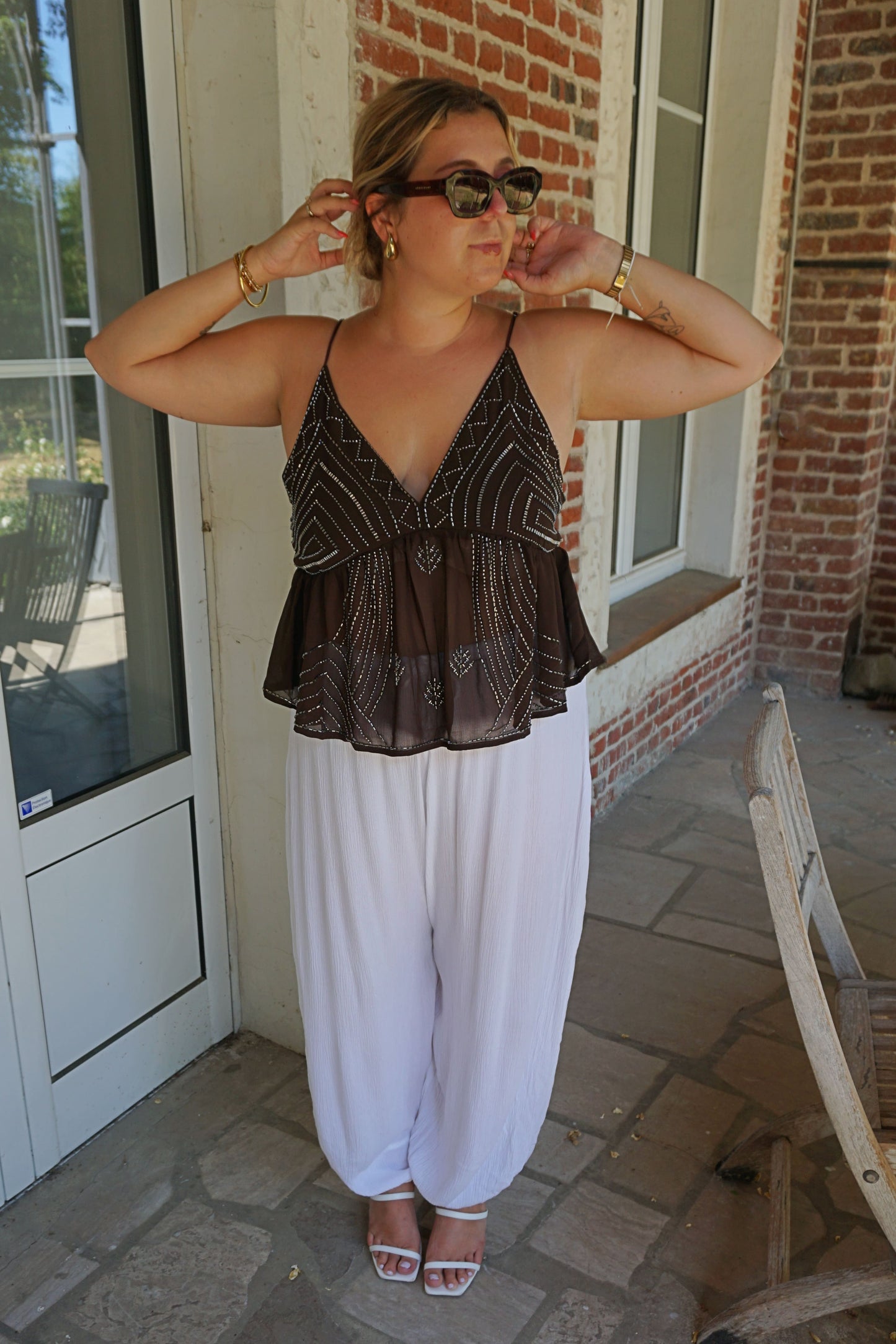 Top marron et perles fines bretelles
