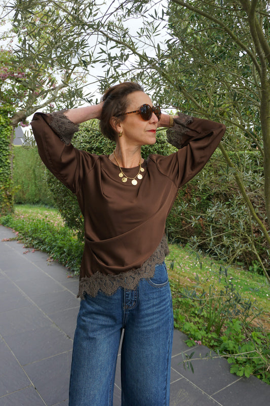 Top marron satiné dentelle asymétrique