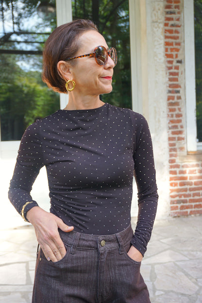 Top moulant marron et strass