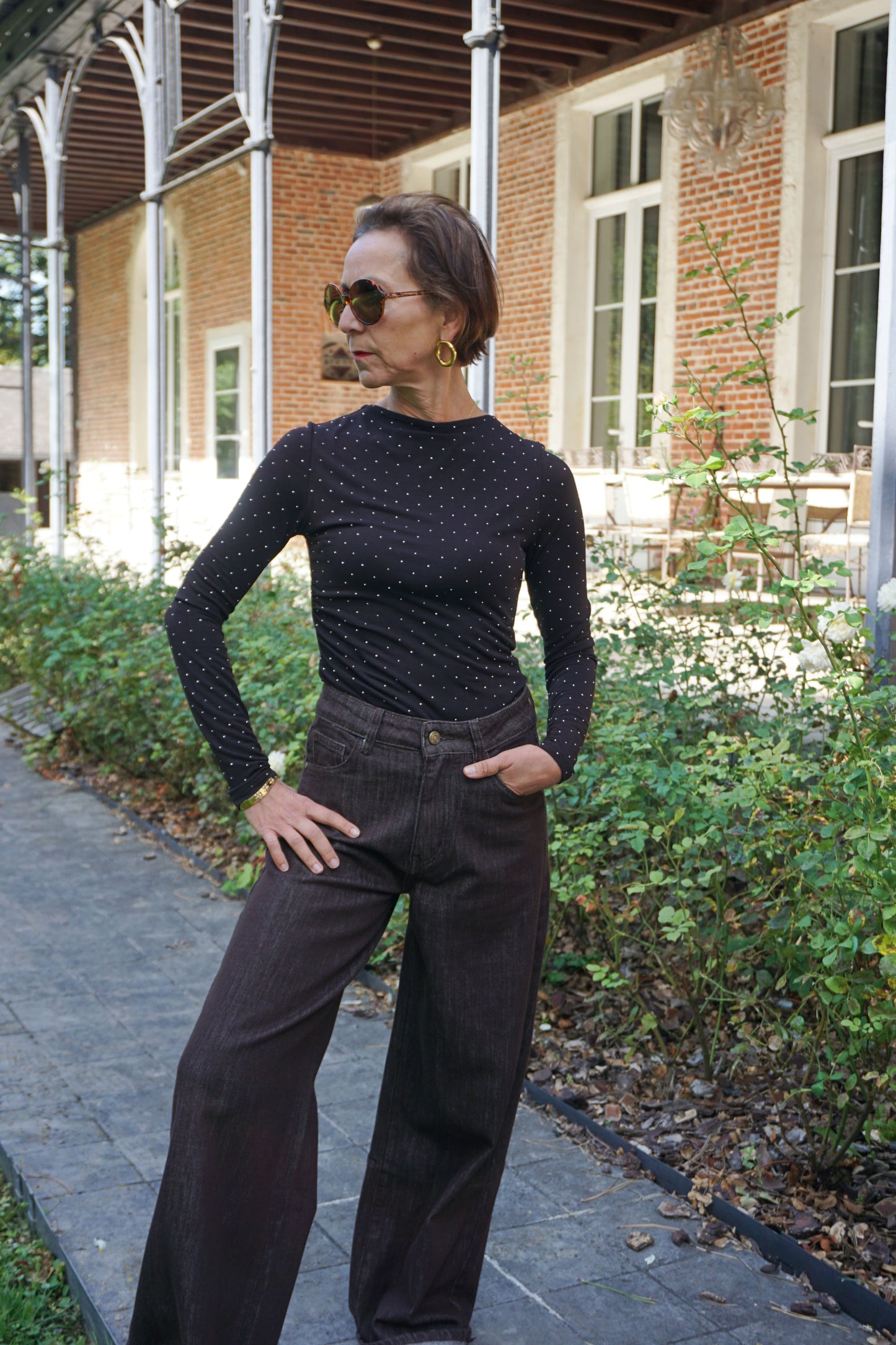 Top moulant marron et strass