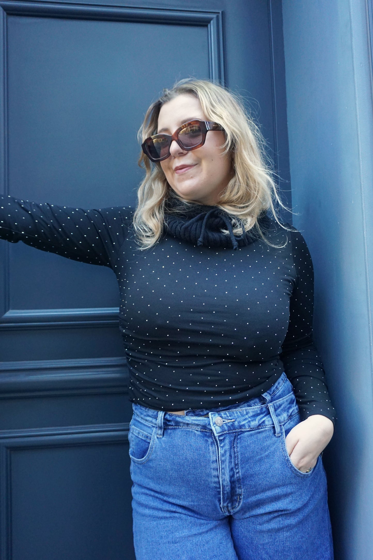 Top moulant noir et strass