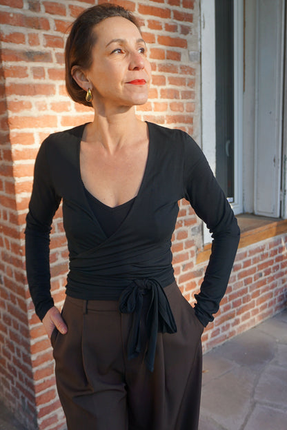 Top cache cœur noir