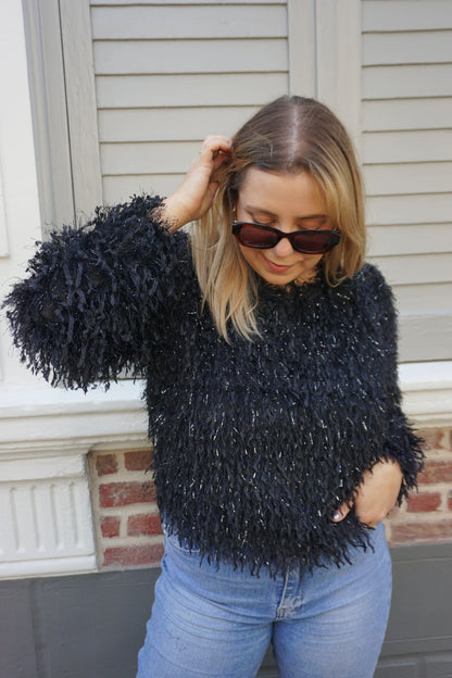 Top noir effet plumes et paillettes