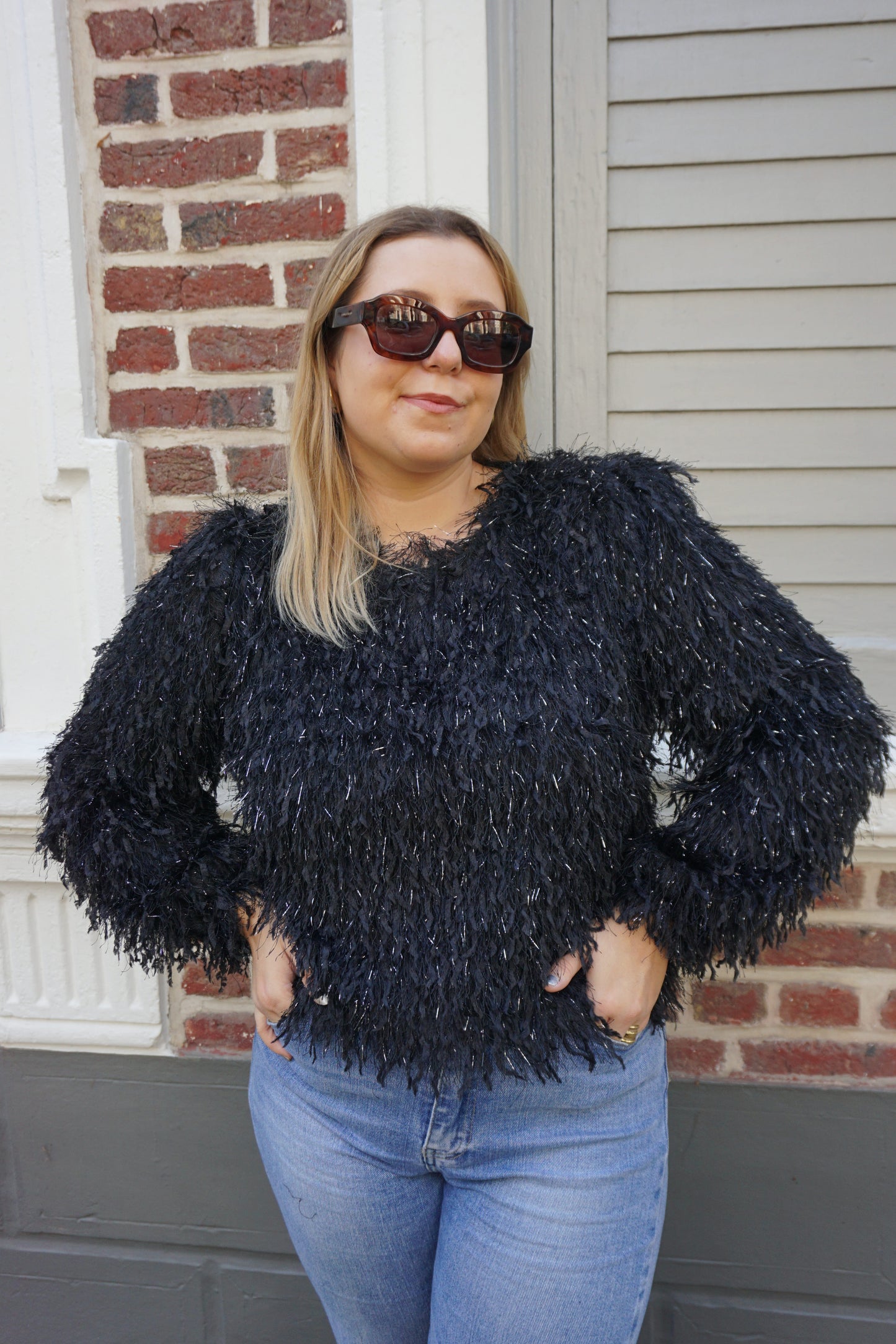 Top noir effet plumes et paillettes