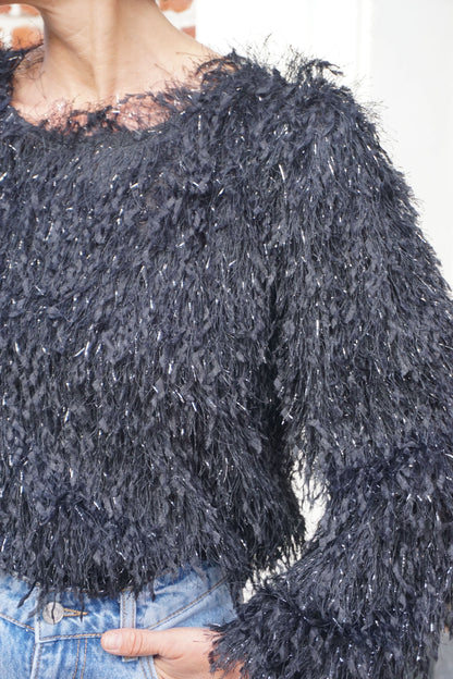 Top noir effet plumes et paillettes