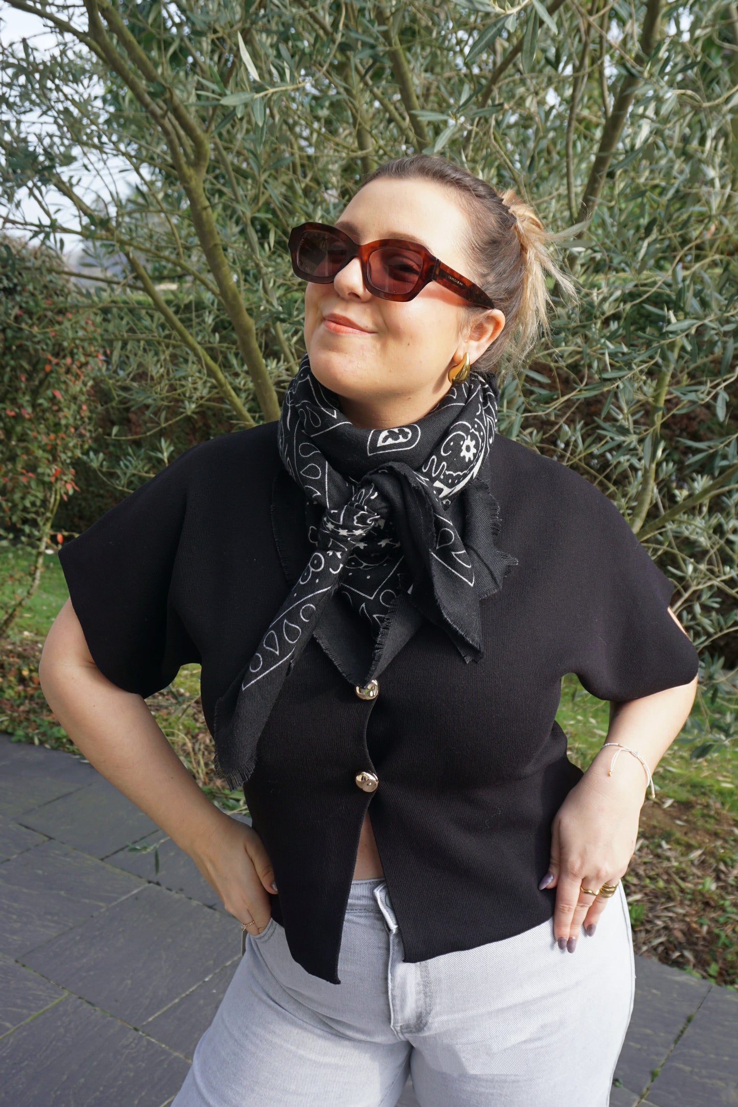 Top noir ouvert boutons dorés