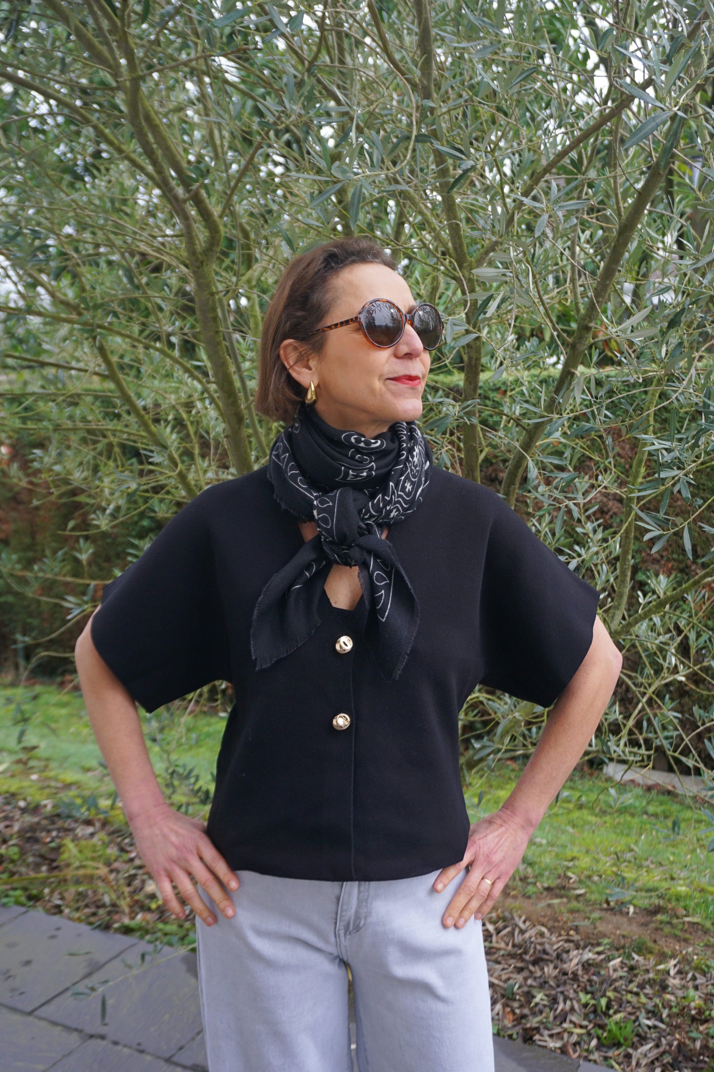 Top noir ouvert boutons dorés