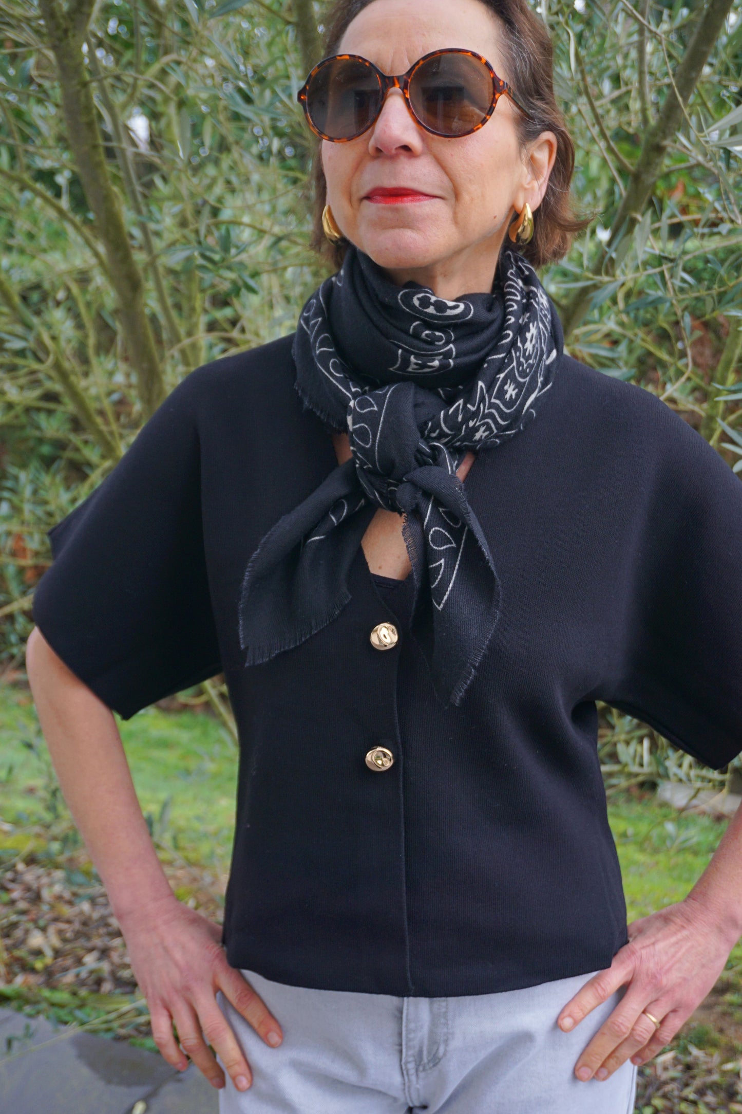 Top noir ouvert boutons dorés