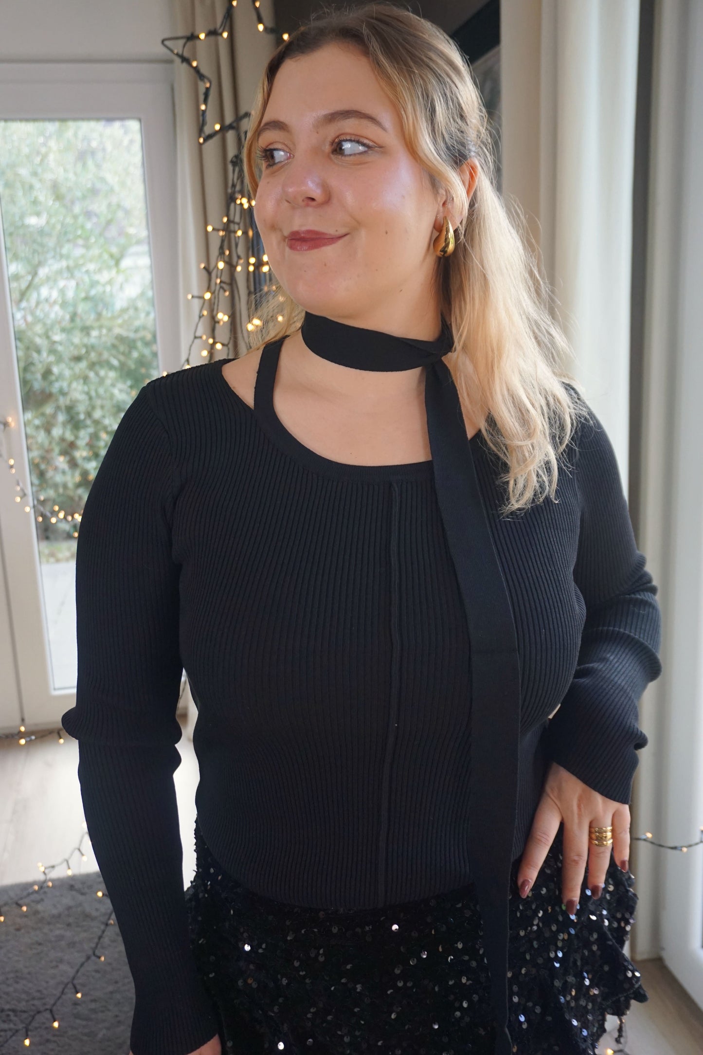 Top noir ouverture épaule et écharpe