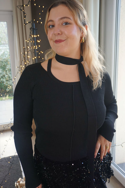 Top noir ouverture épaule et écharpe