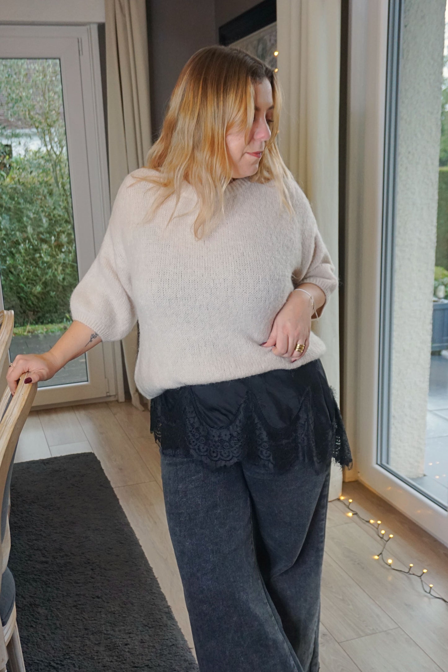 Top nuisette asymétrique noir et dentelle