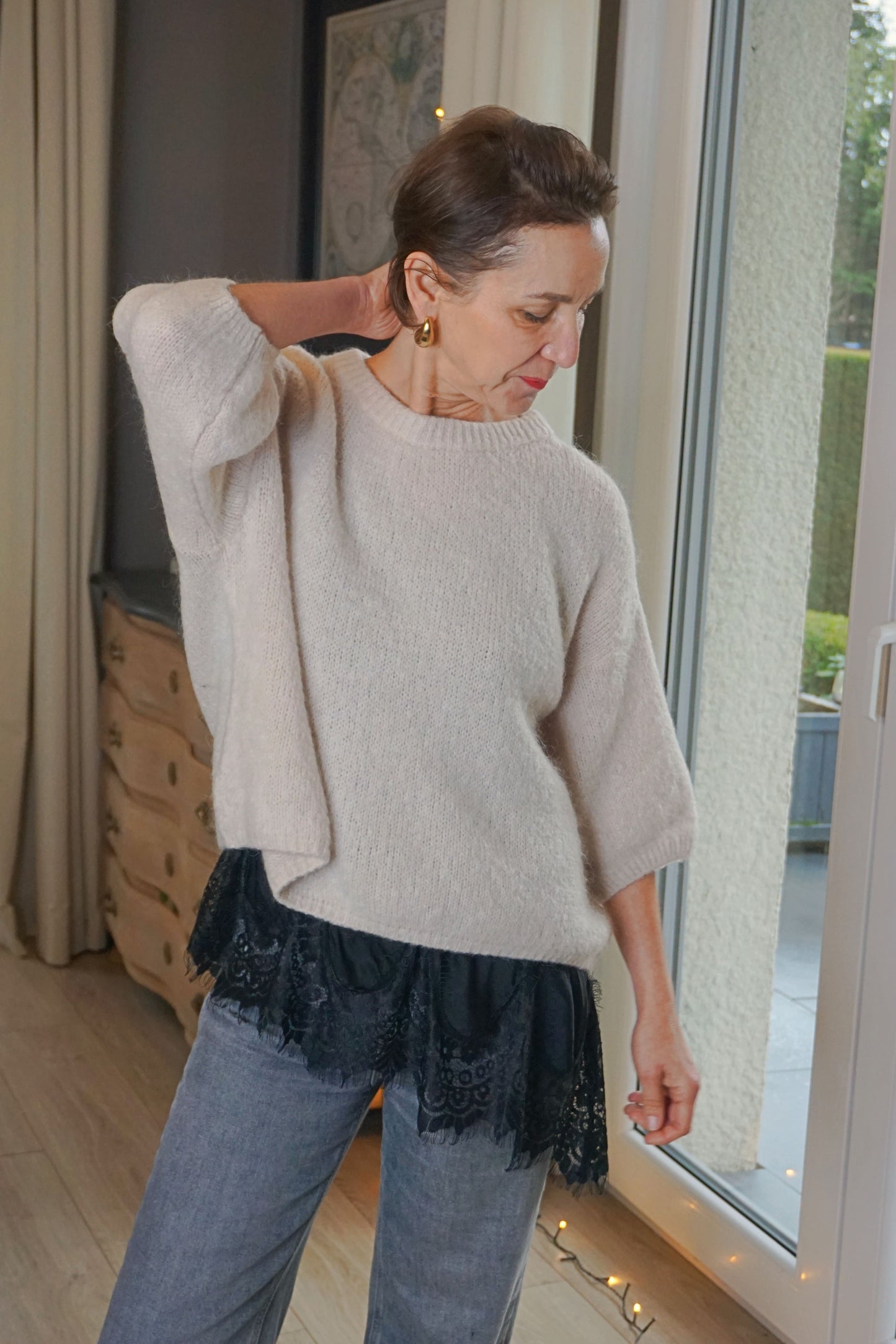 Top nuisette asymétrique noir et dentelle