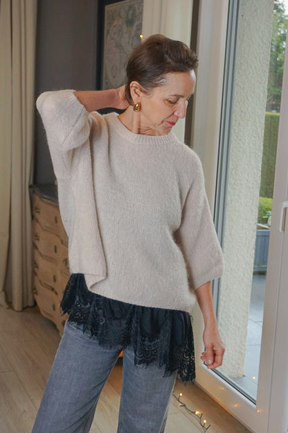 Top nuisette asymétrique noir et dentelle