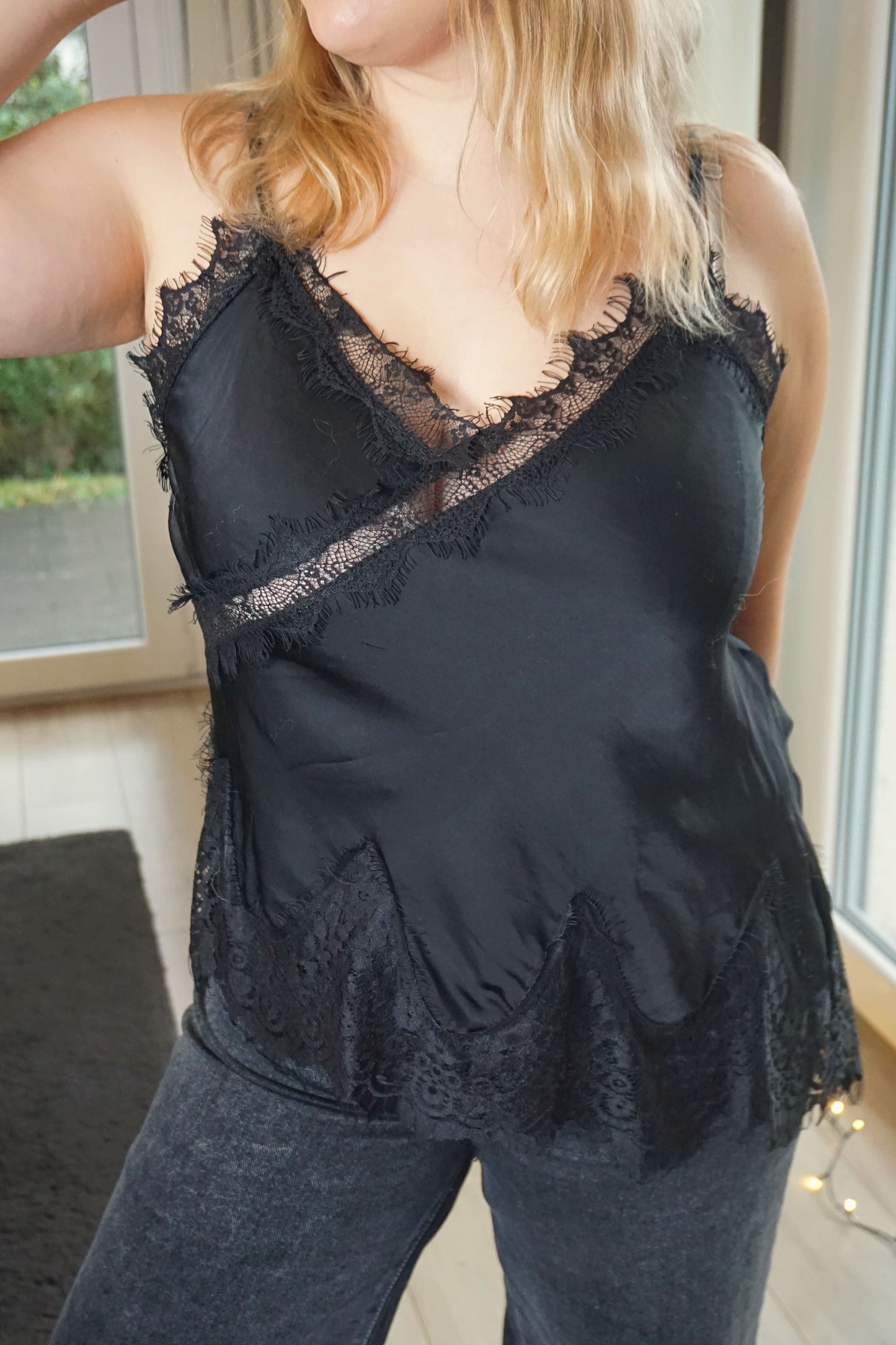 Top nuisette asymétrique noir et dentelle
