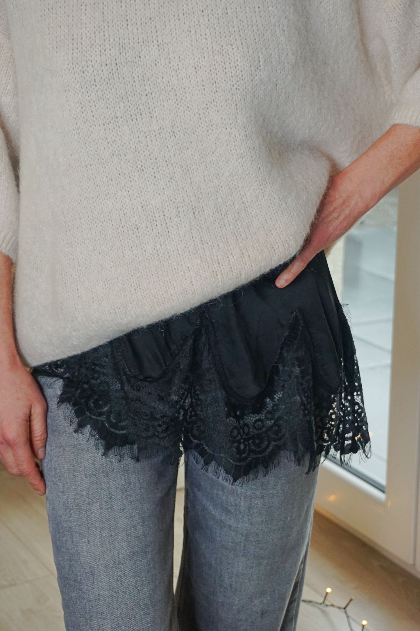 Top nuisette asymétrique noir et dentelle