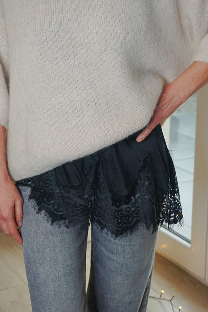 Top nuisette asymétrique noir et dentelle