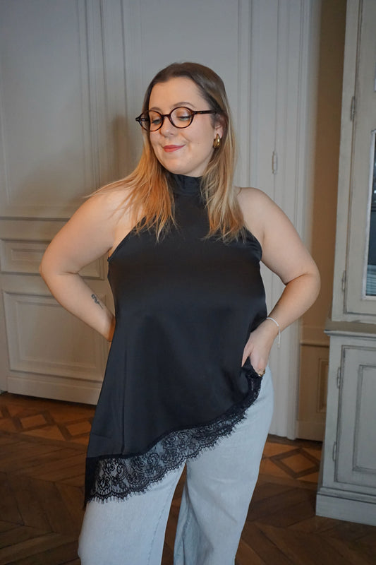Top satiné noir asymétrique dentelle